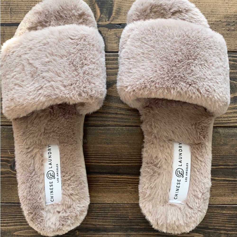 Chinese Laundry Light Pink Slippers